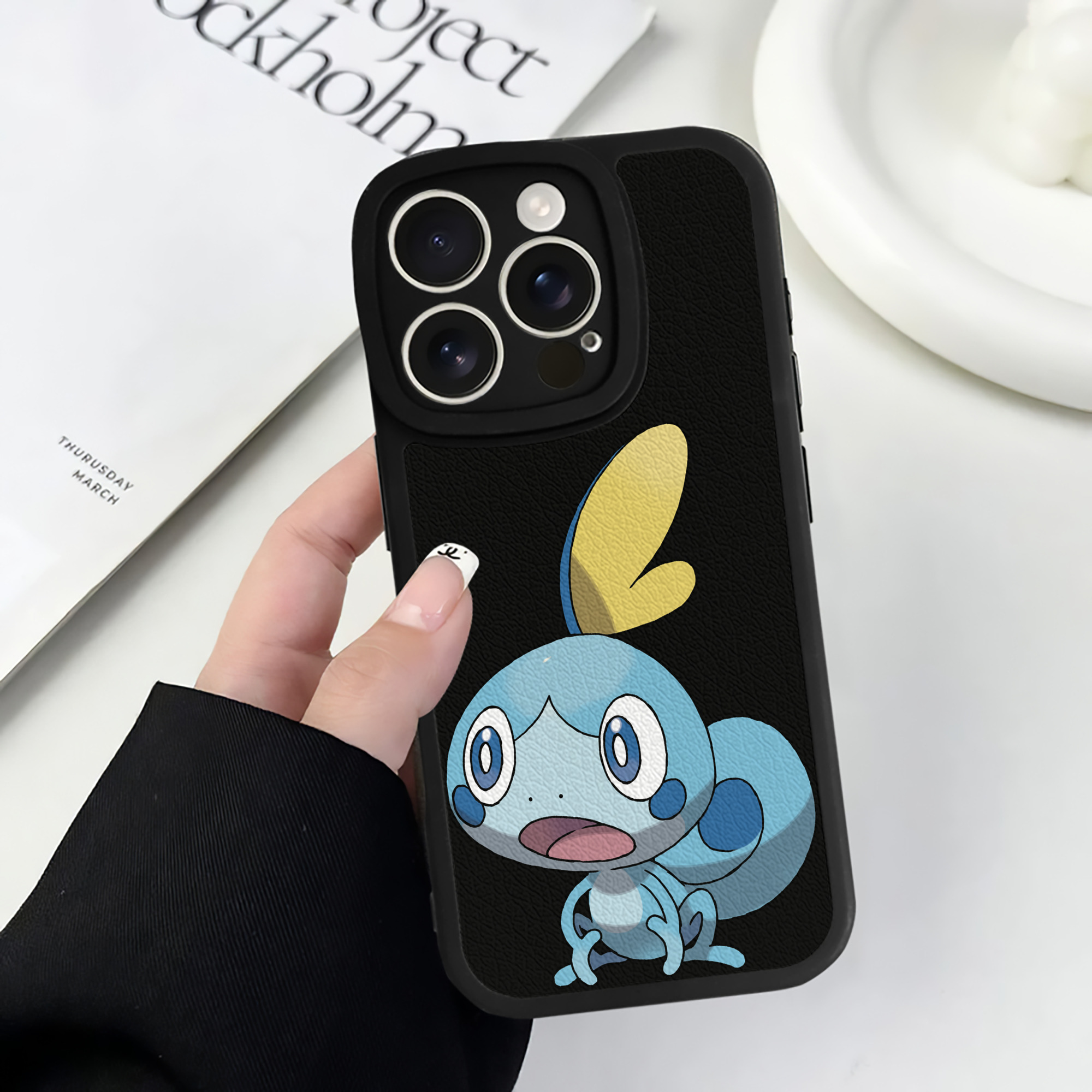 （画像用） ポケットモンスター Pokémon 【iPhone 16シリーズ対応】シリコンスマホケース（レザー調） 材質：シリコン